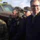 A szerb elnök gyakran és szívesen jelenik meg katonai bemutatókon és hadgyakorlatokon, ez a felvétel Nisben készült a hadsereg új fegyvereinek az egyik szemléjén
