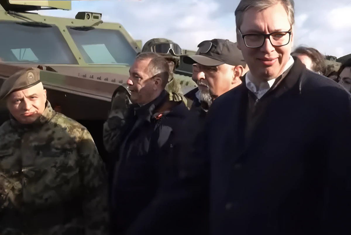 A szerb elnök gyakran és szívesen jelenik meg katonai bemutatókon és hadgyakorlatokon, ez a felvétel Nisben készült a hadsereg új fegyvereinek az egyik szemléjén