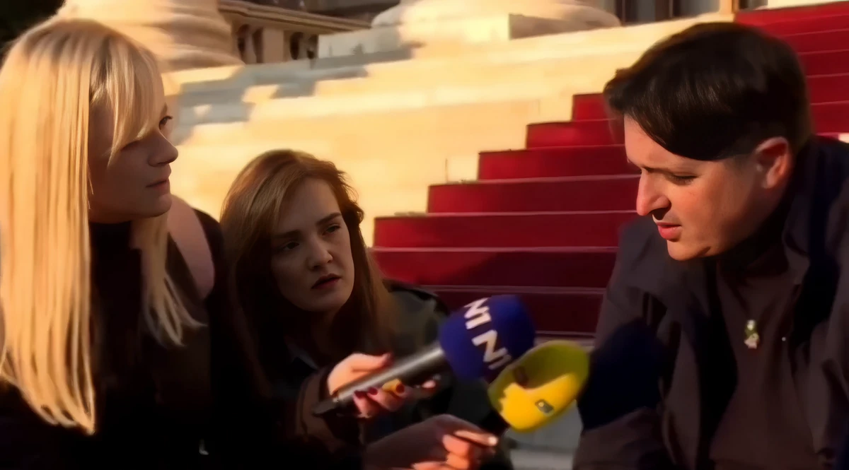 Az éhezők viadala szerb módra 2 VILÁGOK TALÁLKOZÁSA: Uglješa Mrdić haladó képviselő intejrút ad az N1 televízió (hirtelen) szőke sztárriportrének