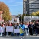 A gyermekprostitució tuzlai megjelenése ellen tüntettek. A demonstrálók szerint a rendőröknek védenie kellene az embereket, nem pedig résztvenniük a bűncselekményekben