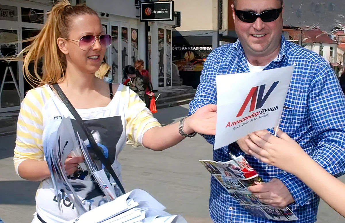 A Szerb Haladó Pártnak trollkodó aktivista kis Vučić-zászlókat is osztogatott (Forrás: N1)