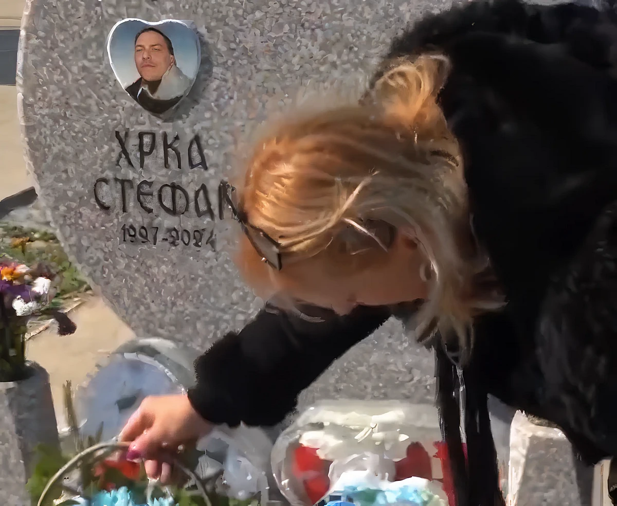 Dijana Hrka virágot helyez el a fia sírjára egy belgrádi temetőben