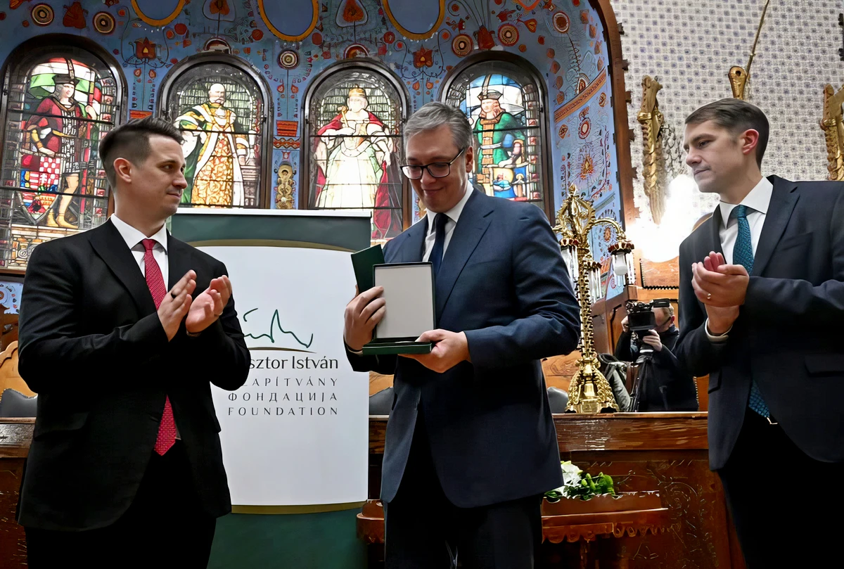 A szerb elnök átvette a Pásztor István díjat, az üvegablakokról Ferenc József és Mária Terézia "büszkén tekint le a nagy utódra"
