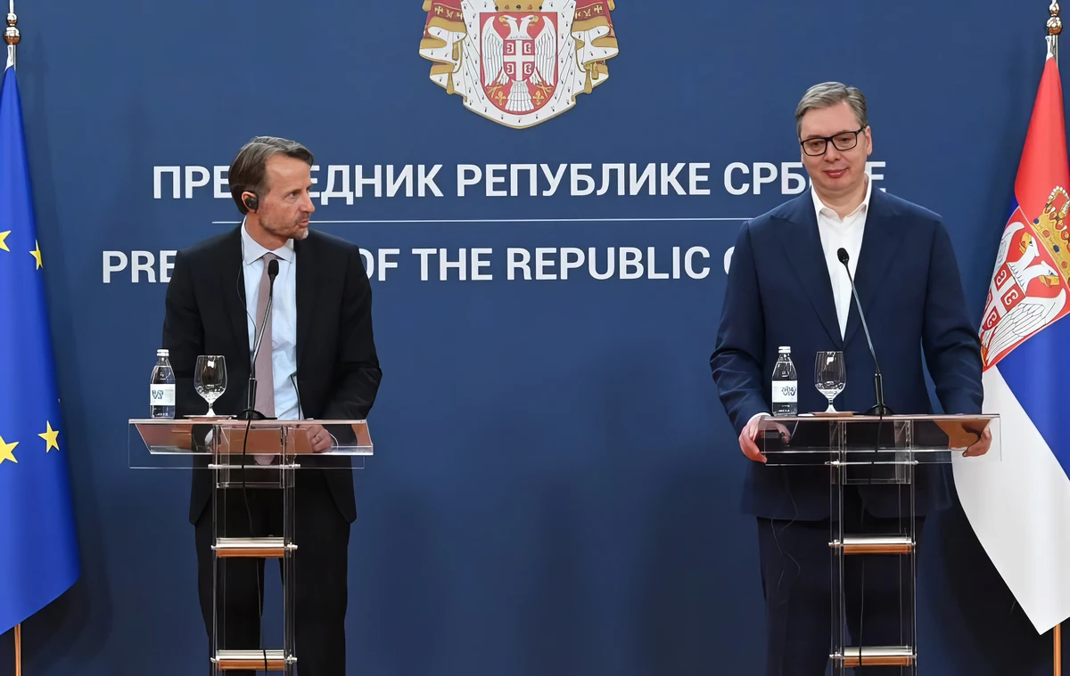 Belgrádban úgy tesznek, mintha alig várták volna az országjelentést 2 A szerb elnök önelégült tekintetéből azt lehet kiolvasni, hogy nem nagyon értdekli az országjelentés tartalma - de ezt nem mondhatja ki, mert az uniós pénzek azért jól jönnek