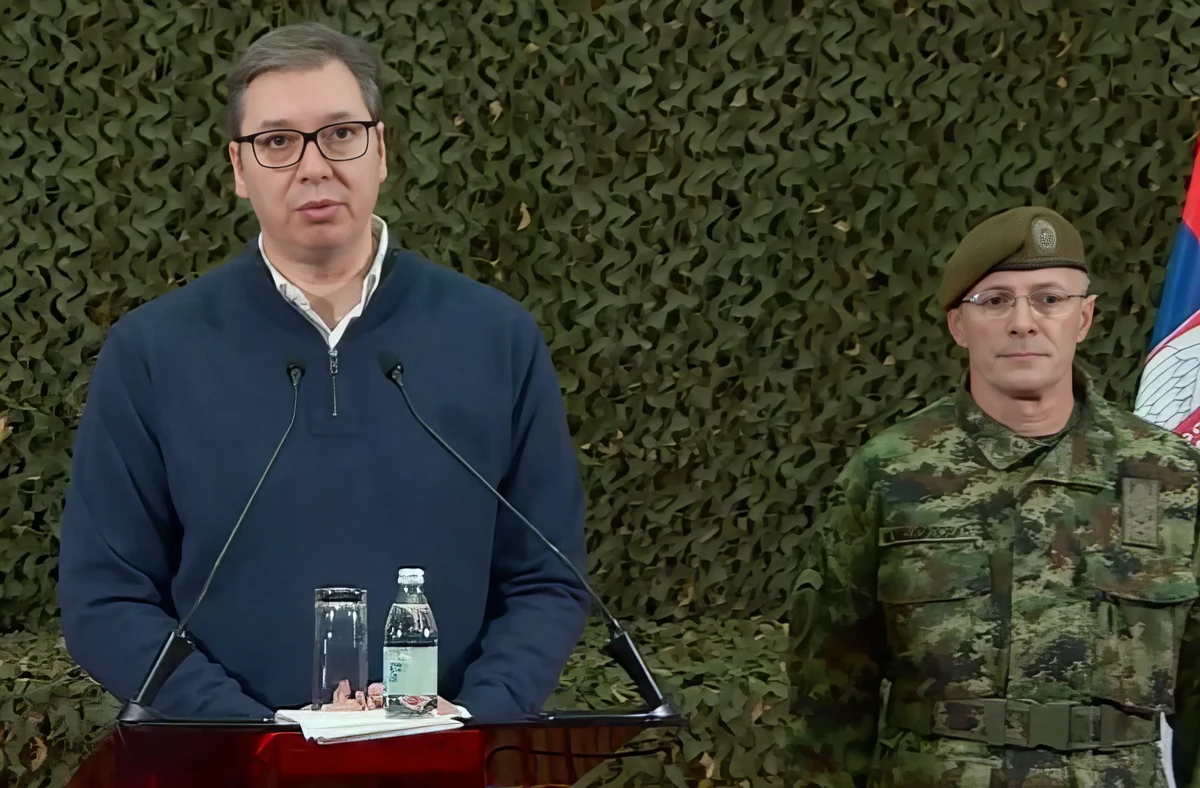 A katonai szakértő szerint a legmagasabb pozíciókat betöltő katonatisztek évek óta csak díszletként álltak a politikusok mögött