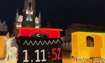 Abban a városban, ahol egy év után is mérhetetlen szomorúság és gyász uralkodik, a kormányzat úgy döntött, hogy a Városháza előtti téren egy kivilágított kisvonat megfelelő dísz az újévi vásárhoz. A Bölcsészeti Egyetem diákjai másképp gondolták