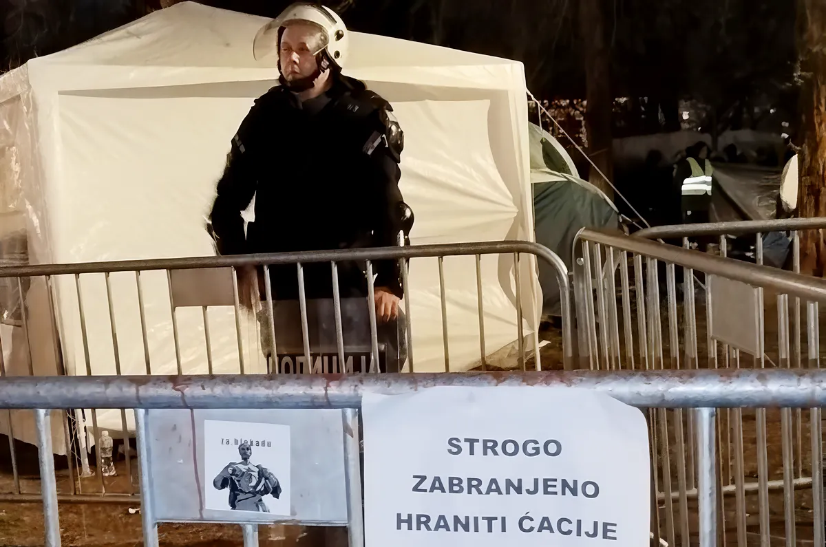 "Bámulatos" karácsonyi falu a kormánypárti tábor helyén Belgrádban 2 A Cacilendet rendőrök védték, felirat a kerítésen: Szigorúan tilos etetni a Cacikat (Forrás: X platform: Ћациленд)