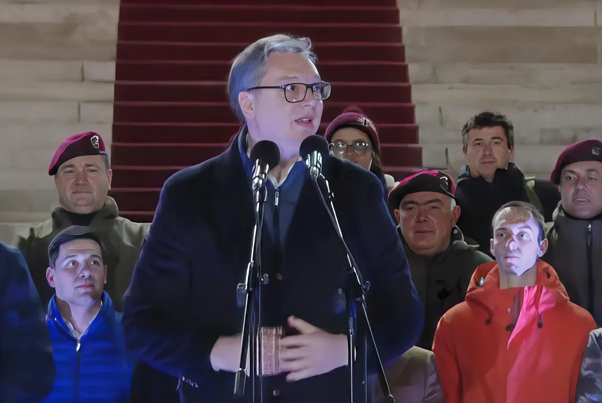 "Bámulatos" karácsonyi falu a kormánypárti tábor helyén Belgrádban 4 "Levertük a színes forradalmat! Azok az emberek, akik itt maradtak, megvédték a hazát!" - mondta a szerb elnök a "házhoz szállított" tömeg előtt Ćacilend átkeresztelésekor (Forrás: Screenshot)