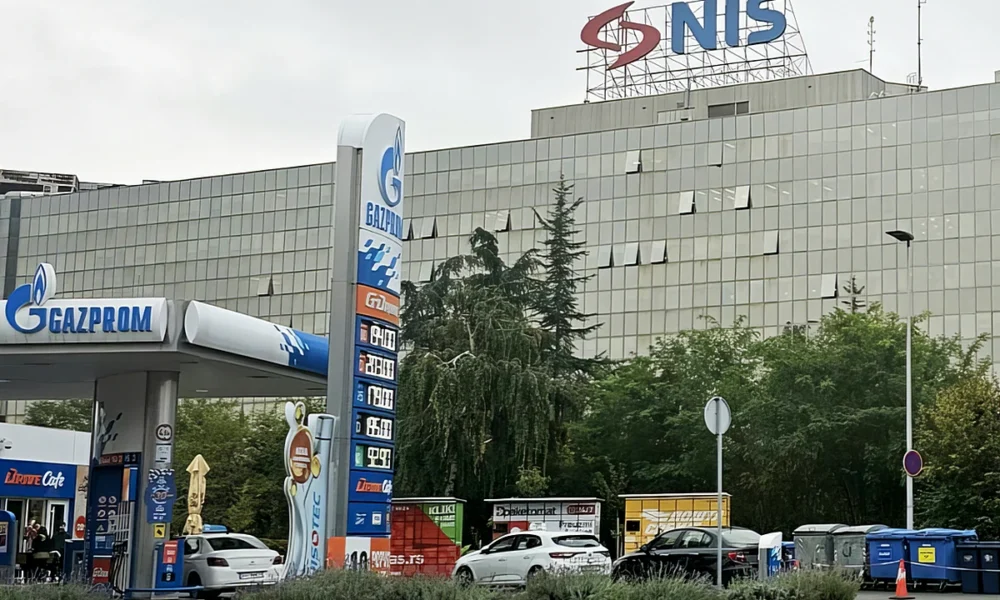 A szankciók feszültségeket okoztak a tulajdonosok között, a szerb vezetés egyre nagyobb frusztráltabb a tulajdonosváltás elhúzódása miatt, amely valószínűleg az ADNOC-ot és/vagy a MOL-t hozná helyzetbe