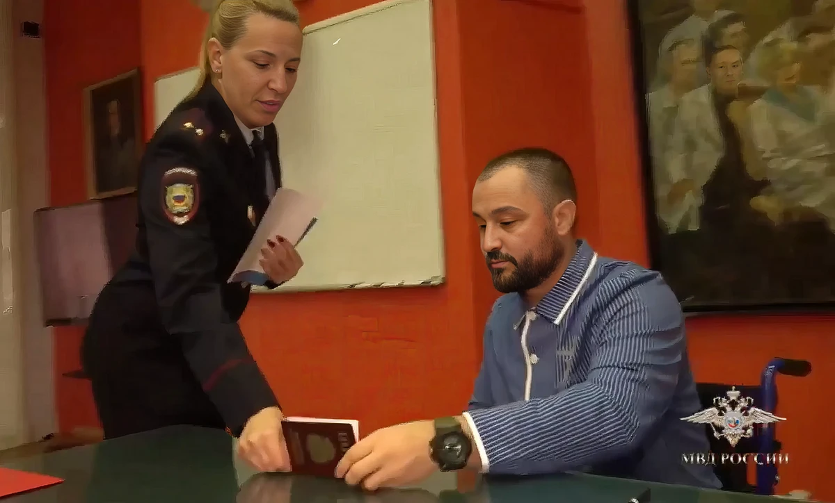 Dario Ristić a kerekesszék mellett kiérdemelte az orosz útlevelet is, amellyel jelenleg nem túl sok helyre gurulhat be  (Forrás: Orosz belügyminisztérium)