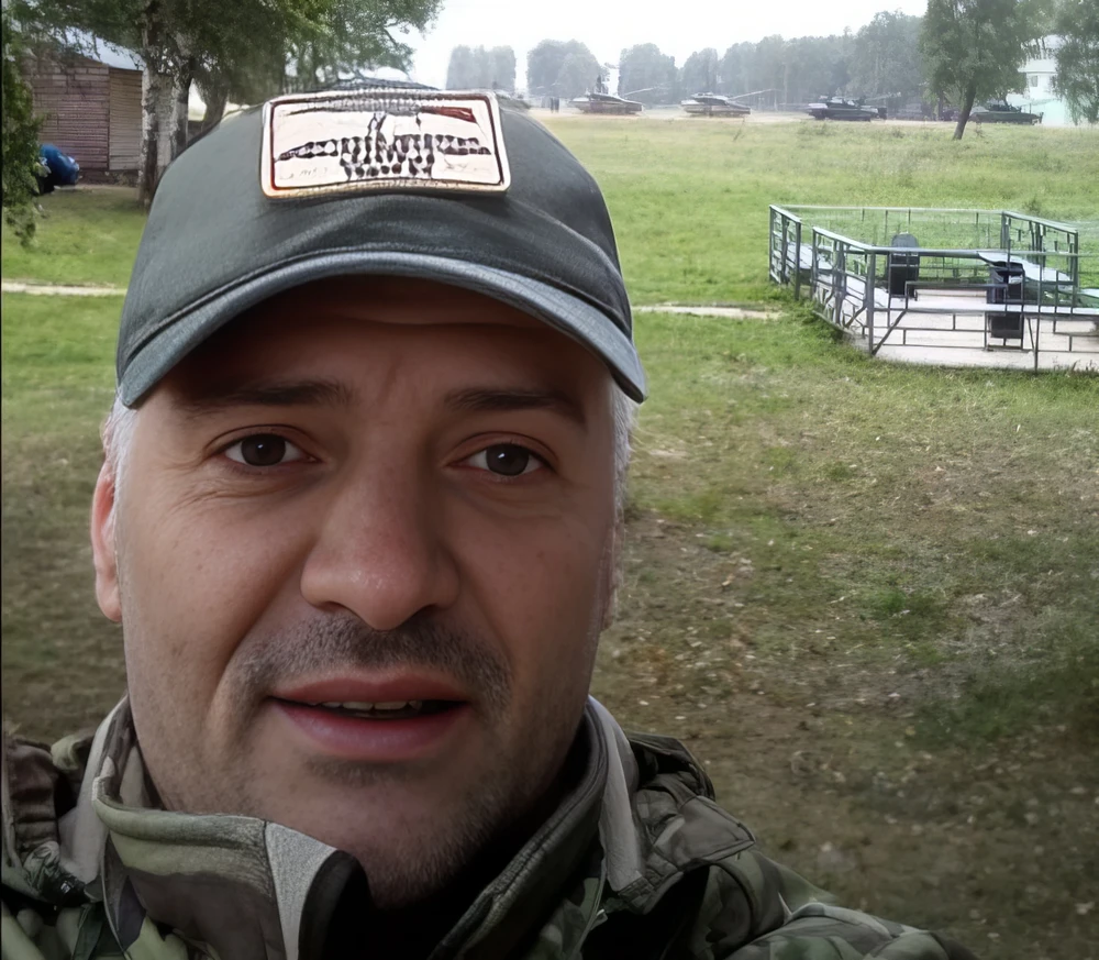 Davor Savičić a GRU ezredese, aki kivívta Ukrajna és Nagy-Britannia szankcióit. A távoli háttérben tankok láthatók
