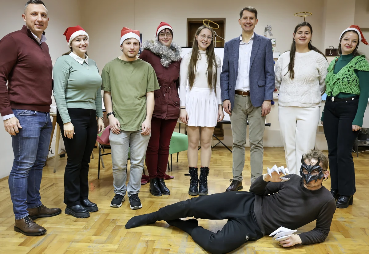 Már Szabadka is célpont, felgyújtották egy ügyésznő autóját 5 Angyal és Krampusz, velük is fotózkodott Pásztor Bálint, a VMSZ elnöke, a gyerekek védelme érdekében, róluk nem teszünk közzé fotókat