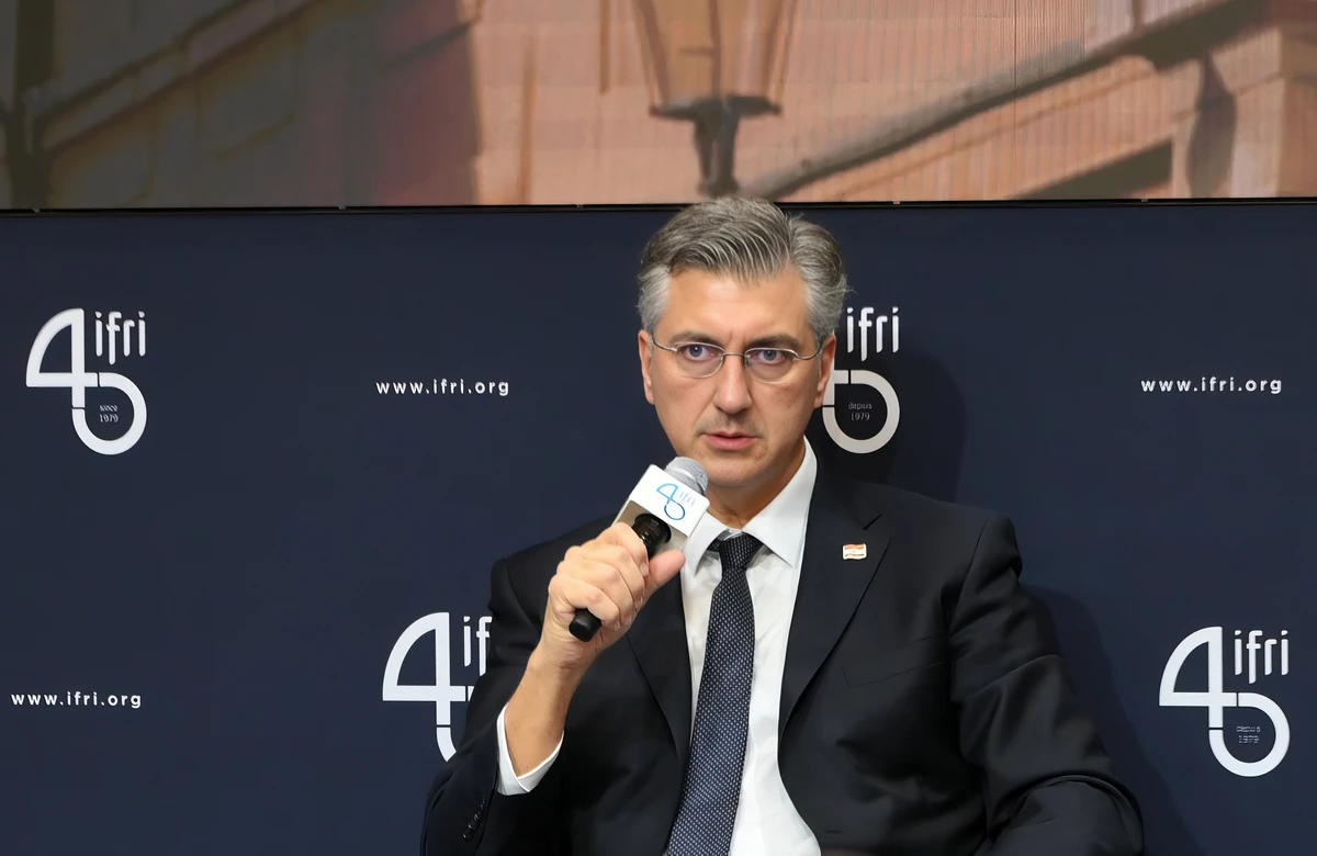 Plenković Galliában, az újságírók Thompsonról is kérdezték 4 A Francia Nemzetközi Kapcsolatok Intézetében tartott előadásában a horvát miniszterelnök kijelentette, hogy a nemzetközi rend mélyreható átalakuláson megy keresztül, Európa biztonsága veszélyben van, és ezért a védelmi beruházások prioritást élveznek az európai kontinens számára