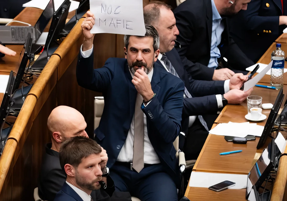 A maffia éjszakája. Élőben látunk egy botrányt a parlamentben. A koalíció jobban aláássa a jogállamiságot, mint Mečiar alatt. Megszegik az elnök vétóját, gyengítik a bűnbánókat,  olyan matricákat használnak, amelyek kriminalizálják az ellenzéket. Meg kell nyernünk ezt a harcot - ha nem ma, akkor a választásokon. Minél előbb, annál jobb - írta az X-platformon Michal Šimečka, a Progresszív Szlovákia elnöke.