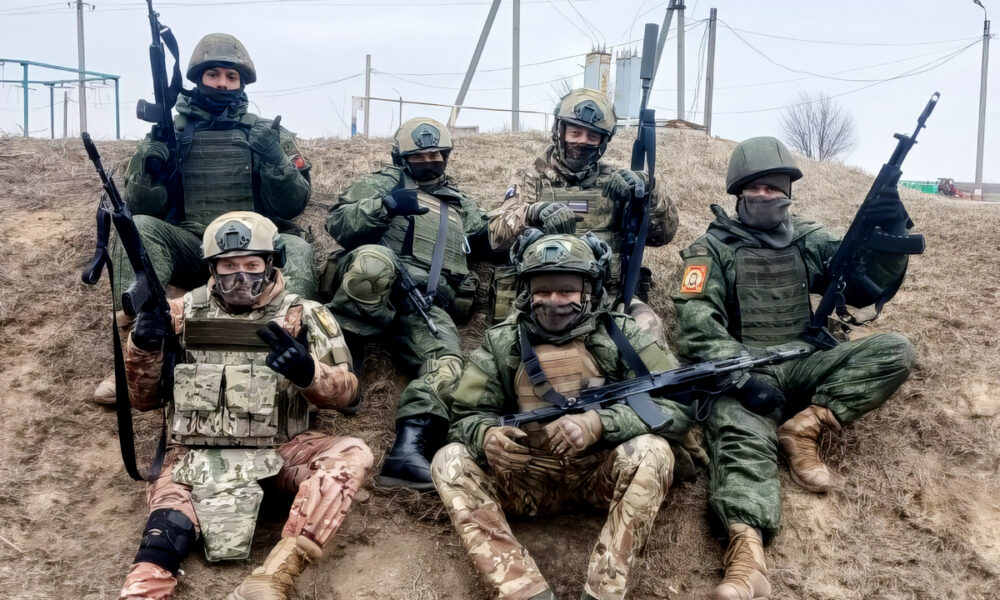 Dario Ristic (jobbra) az ukrán frontvonalon vívott harcokról dicsekedett a Telegramon az otthoni szerbeknek. A szerb szélsőségesek azt remélik, hogy az oroszok cserében segítenek nekik a Nagy-Szerbia megteremtésében (Forrás: Telegram)