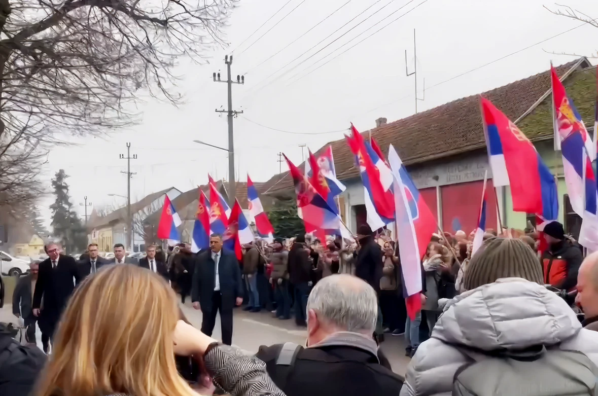 Petrőcön nagyon megdícsérte egymást Vučić és Pellegrini 4 Szervezett csápolók várták Petrőcön a szlovák és a szerb elnököt