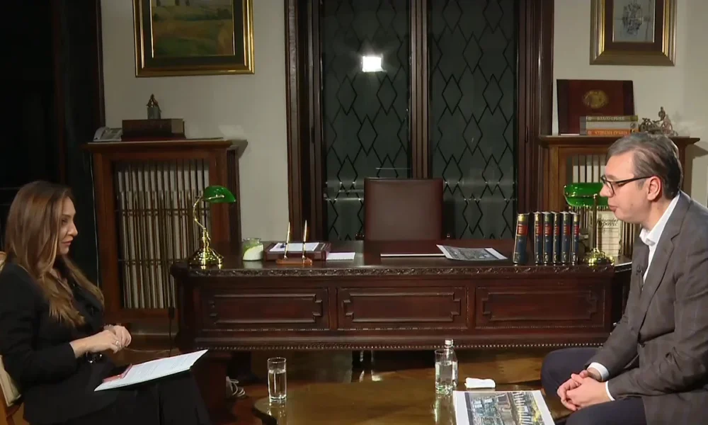 A szerb elnök interjút adott a Pink televíziónak, ezúttal nem ő ment házhoz, hanem az újságírók mentek ki hozzá. Aggodalomra azonban semmi ok, a szerb elnök egészséges
