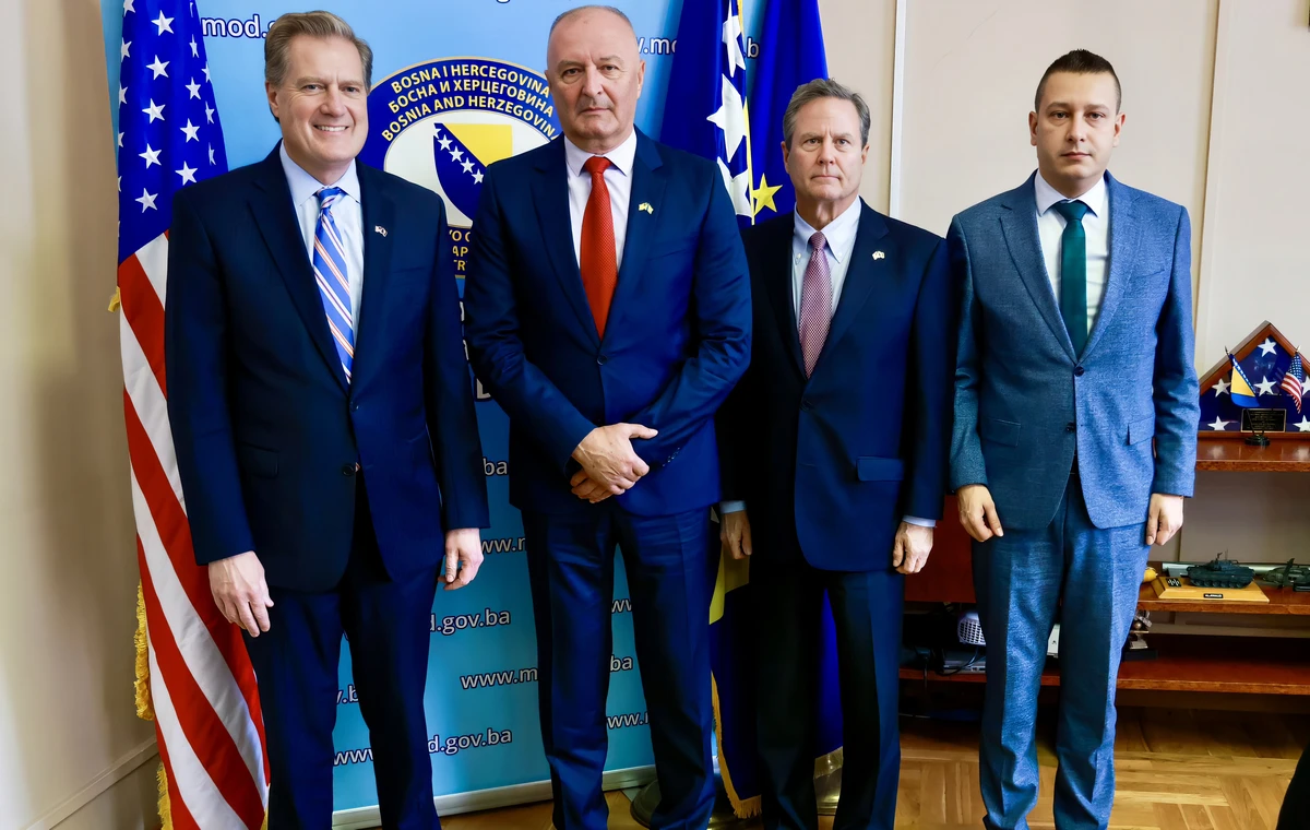 Két héttel korábban Zukan Helez és helyettese Washingtonban járt, ahol Mike Turner és Donald Norcross republikánus képviselővel megvitatták a biztonságos és stabil Bosznia-Hercegovina megteremtéséhez fűződő közös érdeküket. Ezt az Egyesült Államok szarajevói nagykövetsége közölte november 25-én az X platformon
