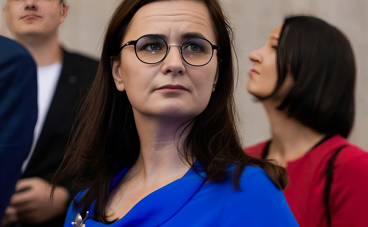 - Ez a hölgy olyan, mint egy fűrész, a vitákban a bűnözőket nyafogó, semmitmondó gazemberekké változtatja. Szorítok neki a jövőbeli munkájához, és alig várom, hogy hamarosan elbánjon egy újabb gazemberrel - írta Zuzana Mesterová egyik híve, amikor politikusnő júniusban a Progresszív Szlovákia parlamenti csoportjának elnöke lett 