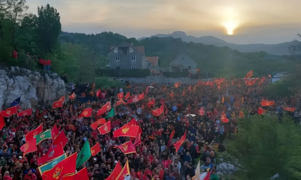 Botun hamar megadta magát, a tévékamerák előtt, ellenállás nélkül. Pedig a botuni lakosok korábban megesküdtek arra, hogy akár életük árán sem engedik, hogy Podgorica felállítsa a hírhedt szennyvíztelepet Zeta község kellős közepén. Ez a politika. (Forrás: Aktuelno)