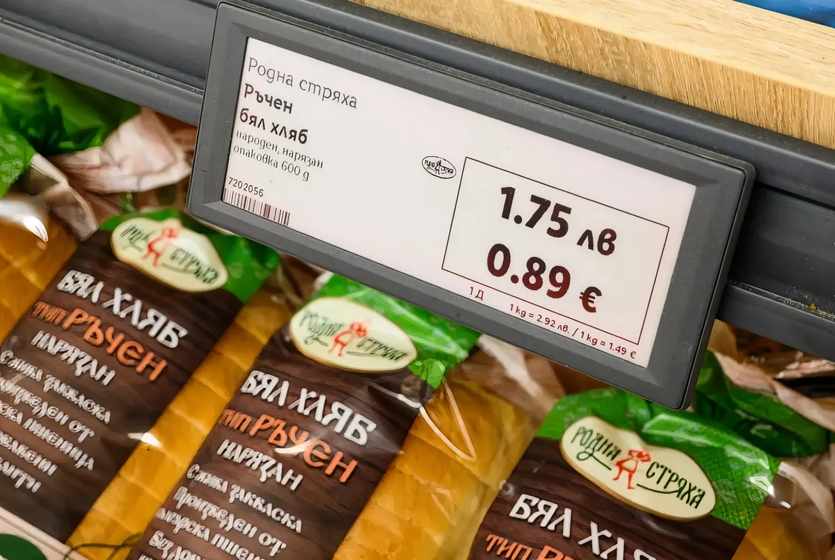 Meggyulladt egy bolgár bankfiók bankjegyállománya 4 Egy kiló kenyér 0,89 euró. A bolgár Lidl árait tavaly nyár óta levában és euróban is feltüntetik (Forrás: Lidl Bulgaria)
