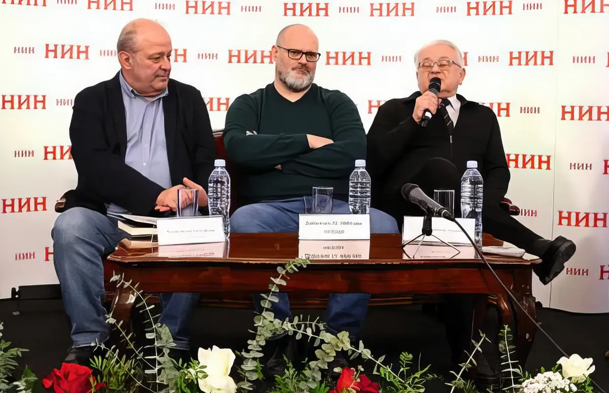 Díjátadó Belgrádban, középen a szerző, Darko Tuševljaković