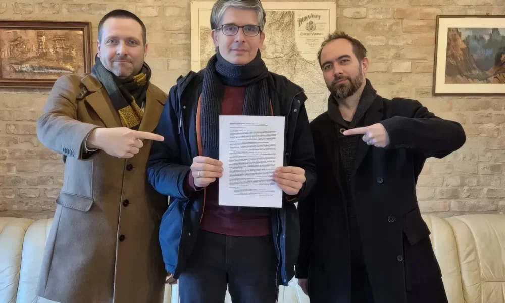 Fiala-Butora János nemzetközi jogász, Orosz Örs aktivista, a Magyar Szövetség politikusa és Stubendek Attila mérnök petíciót indított és önfeljelentést tett a Benes-dekrétumokat védelmező törvény miatt