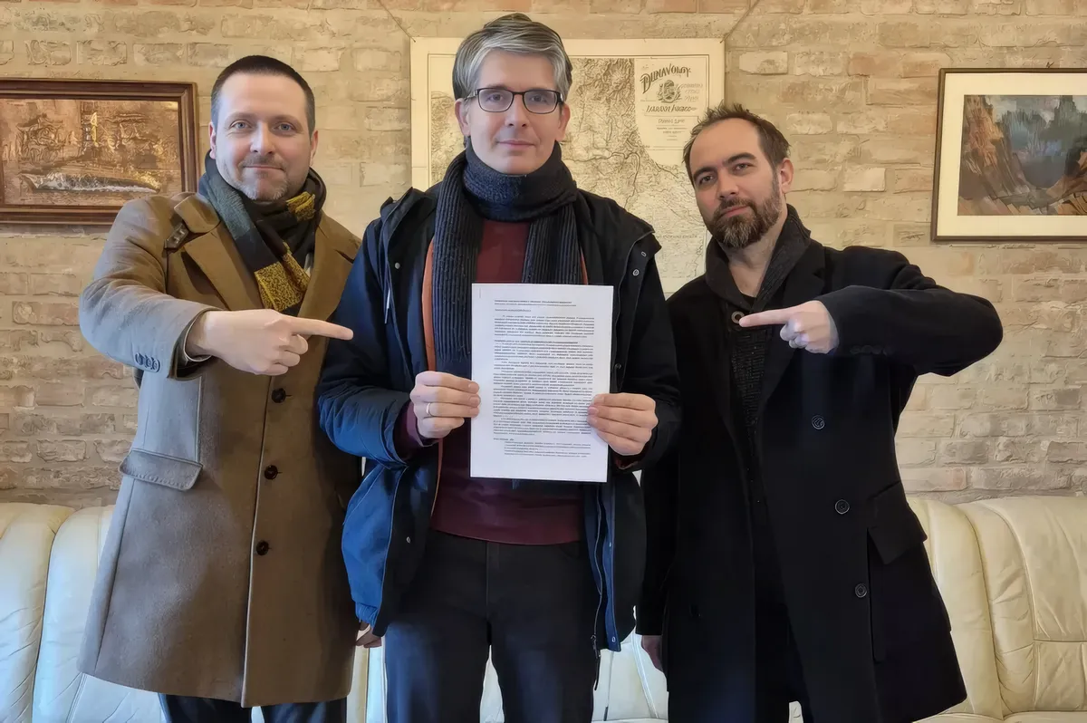 Fiala-Butora János nemzetközi jogász, Orosz Örs aktivista, a Magyar Szövetség politikusa és Stubendek Attila mérnök petíciót indított és önfeljelentést tett a Benes-dekrétumokat védelmező törvény miatt