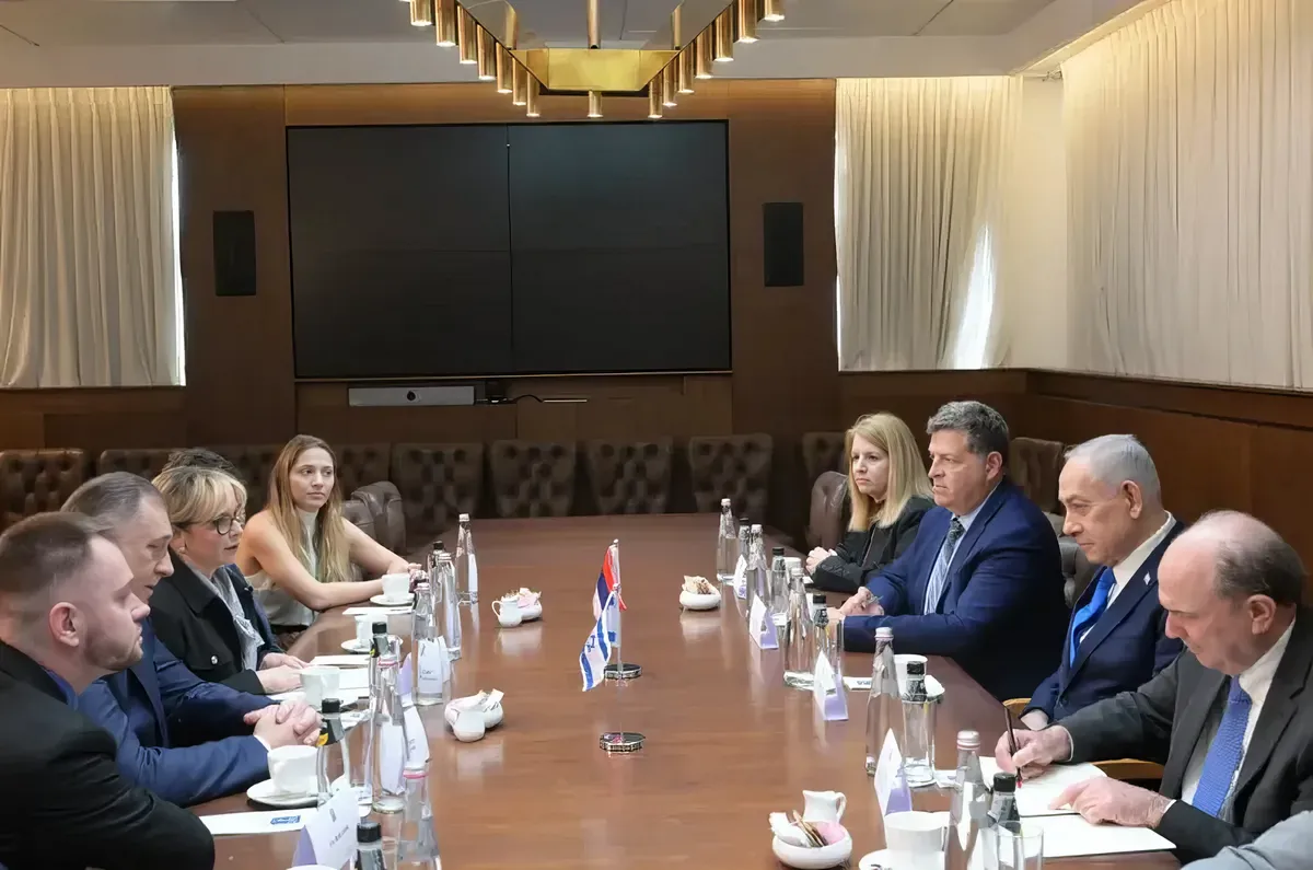A nagy barátságot az is jelzi, hogy boszniai zászló itt sincs az asztalon, csak szerb és izraeli