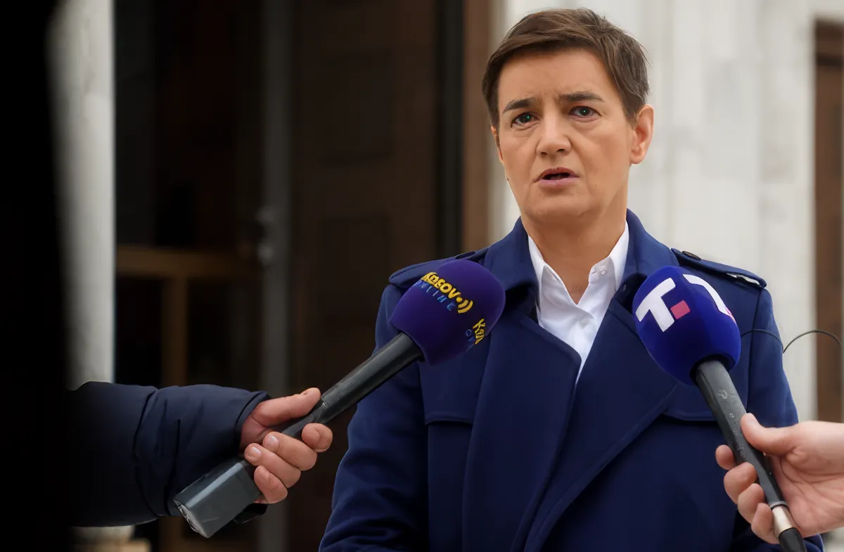 Egyre nagyobb a szakadék az EP és a szerb kormányzat között 5 Az EP-delegáció elől Észtországba emigrált Ana Brnabić hazatérését követően szövegértelmezési problémákkal küzdött: szerinte ugyanis az ellenzék és a nem kormányzati szektor „szankciókat és Szerbia nemzetközi elszigetelését kérte az európai parlamenti képviselőktől”. A kormánypárti média szerint a "blokadéró" újságírónak számító Bojan Andrejić elmagyarázta neki az X-en, hogy miről is van szó: Nem, Ana, ők szankciókat kértek rád, a főnöködre, és a hatalmon lévő maffia politikai szárnyára, amely Szerbiát és polgárait tönkreteszi. Ez olyan Horn Gábor-os eset, ami a ‘Nem, Feri!’ megszólítással kezdődik (Forrás: X platform, Bojan Andrejić)