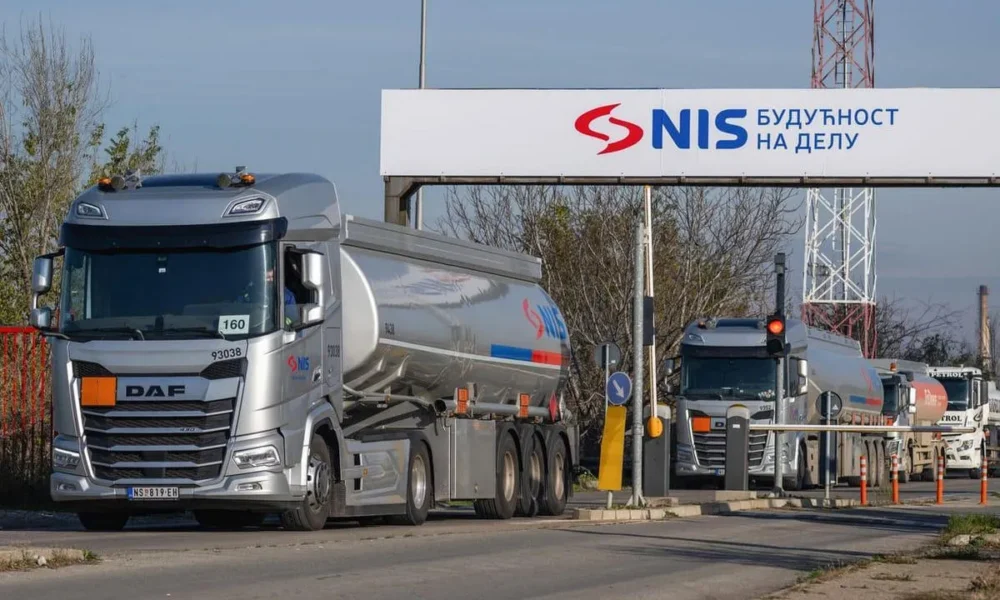 A tábla felirata szerint "a jövő már működik", igaz amerikai jóváhagyással. Belgrád befolyását növelheti a "kritikus öt százalék" megszerzése