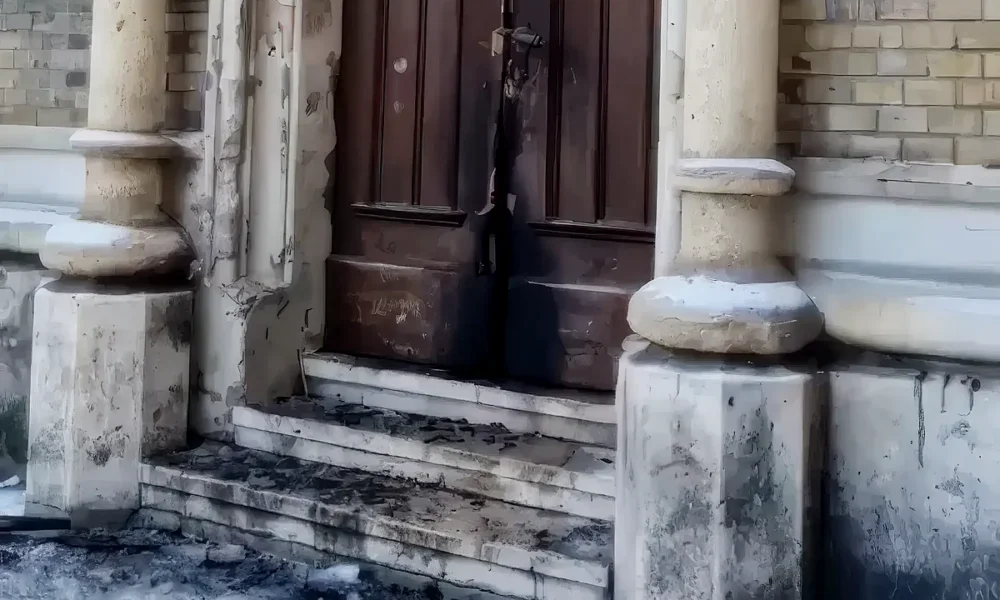 Miközben az ortodoxok a karácsonyt ünnepelték a béke jegyében, valaki megpróbálta felgyújtani az újvidéki katedrális ajtaját, lehet hogy éppen az, akit (állítólag) letartóztattak a gyújtogatással kapcsolatban