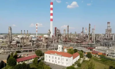 Finomító és kolostor egy kupacban, a Vojlovica kolostor Pancsován, háttérben a finomítóval