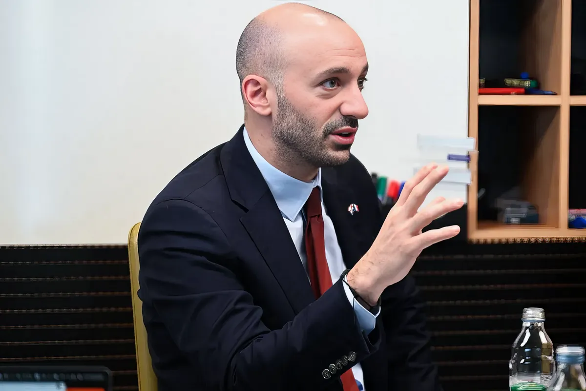 Zoki Bond másnak ásott vermet, de maga esett bele 2 Benjamin Haddad horvátországi látogatása során találkozott az Infobip csapatával is, a céget az európai digitális technológia egyik meghatározó szereplőjének számító unikornis cégnek nevezett. Erről maga számot be az X-platformon