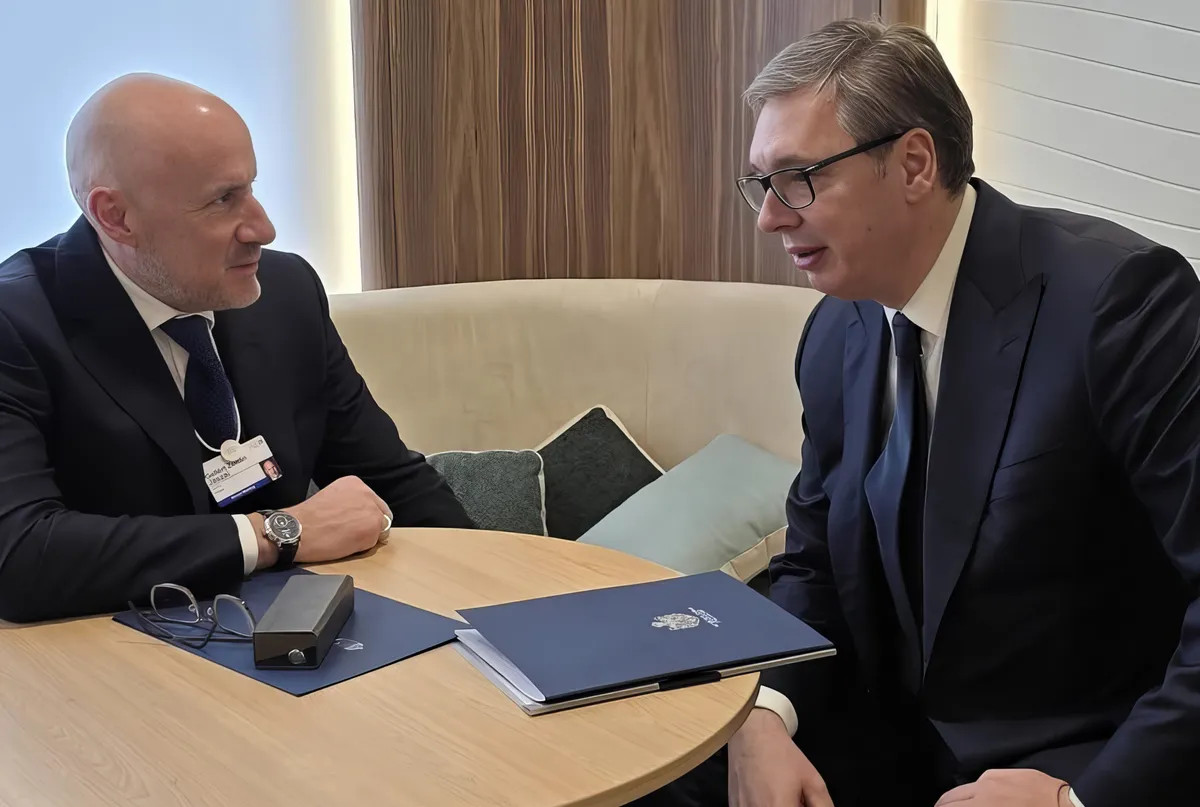 A szerb elnök Davosban beszélgetett Jászai Gellérttel, a 4iG Nyrt. elnök‑vezérigazgatójával, aki  2025-ben rendkívüli és meghatalmazott nagyköveti rangot kapott a magyar gazdasági érdekek nemzetközi képviseletéért