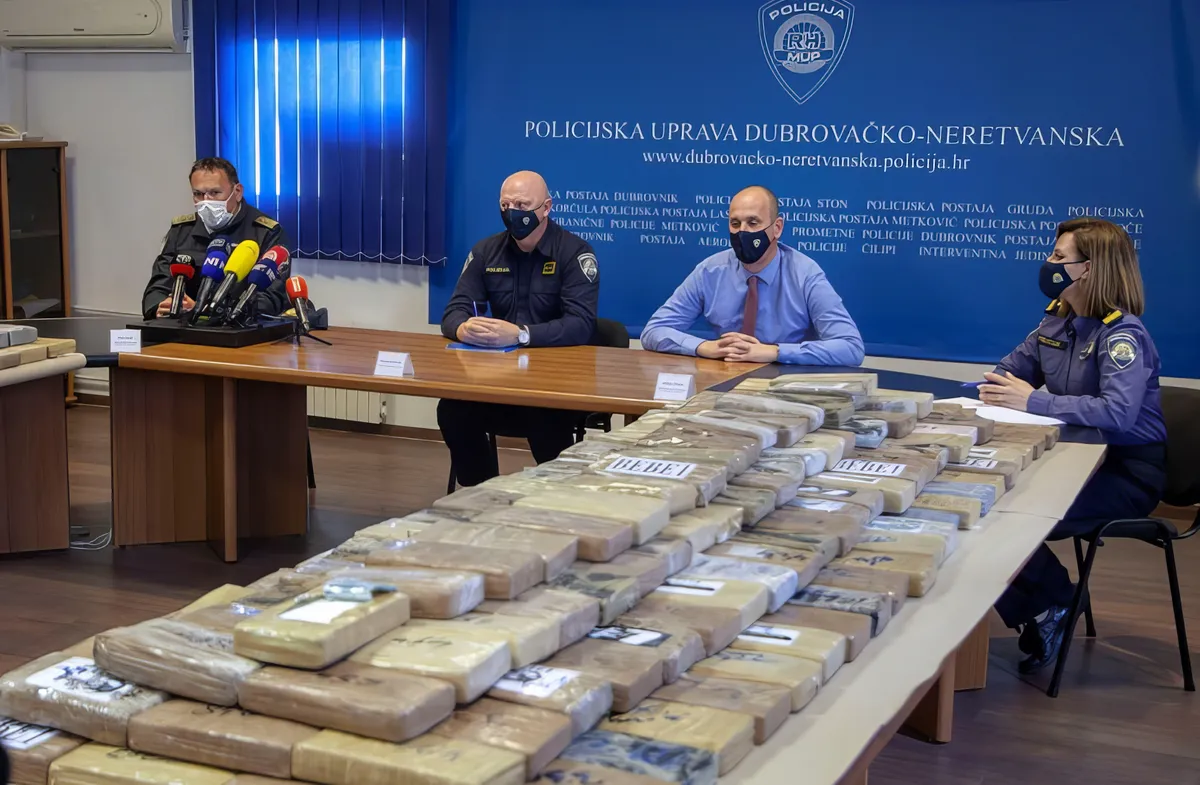 A balkáni kokaincsempészek állítólagos kapcsolata Ecuador elnökével 3 A horvát hatóságok több mint fél tonna kokaint foglaltak le a horvátországi Ploče kikötőjében 2021-ben (Forrás: dubrovniki rendőrkapitányság)