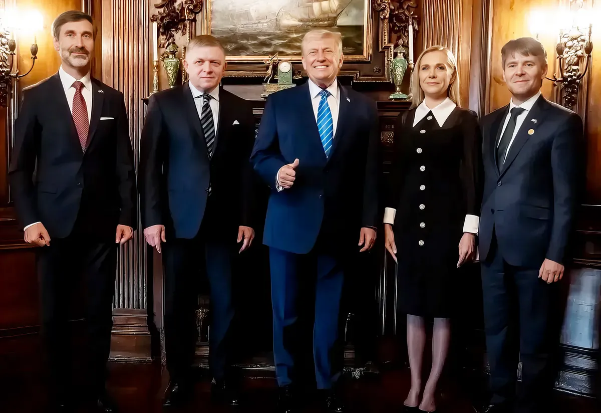 Szlovák szuverének Trump nappalijában: jelen volt Saková gazdasági miniszter, a külügy részéről Blanár miniszter és Marek Eštok államtitkár, továbbá természetesen Robert Fico, miniszterelnök