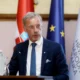 Adrej Plenković angolul gratulált az X-en a Horvát Nemzeti Bank elnökének. A horvát miniszterelnök megjegyezte, hogy Boris Vujčićot az eurócsoport hat jelölt közül választotta az Európai Központi Bank új alelnökének. Ez jelentős nemzetközi siker Horvátország számára, és erős megerősítése a kormányzó elmúlt években végzett munkájának szakértelmének és hitelességének (Forrás: X platform)
