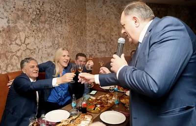 Karan és Dodik koccint