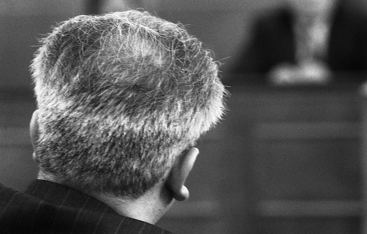 Slobodan Milošević a szerb képviselőházban 1991. június 6-án.  Laci két fölvételt készített, egy fekvőt és egy állót, s kotródott is mögüle, nehogy kiszúrják a biztonságiak. De azt még kinézte közben, hogy a diktátor Samsonite aktatáskájának a nyitókódja 851 volt