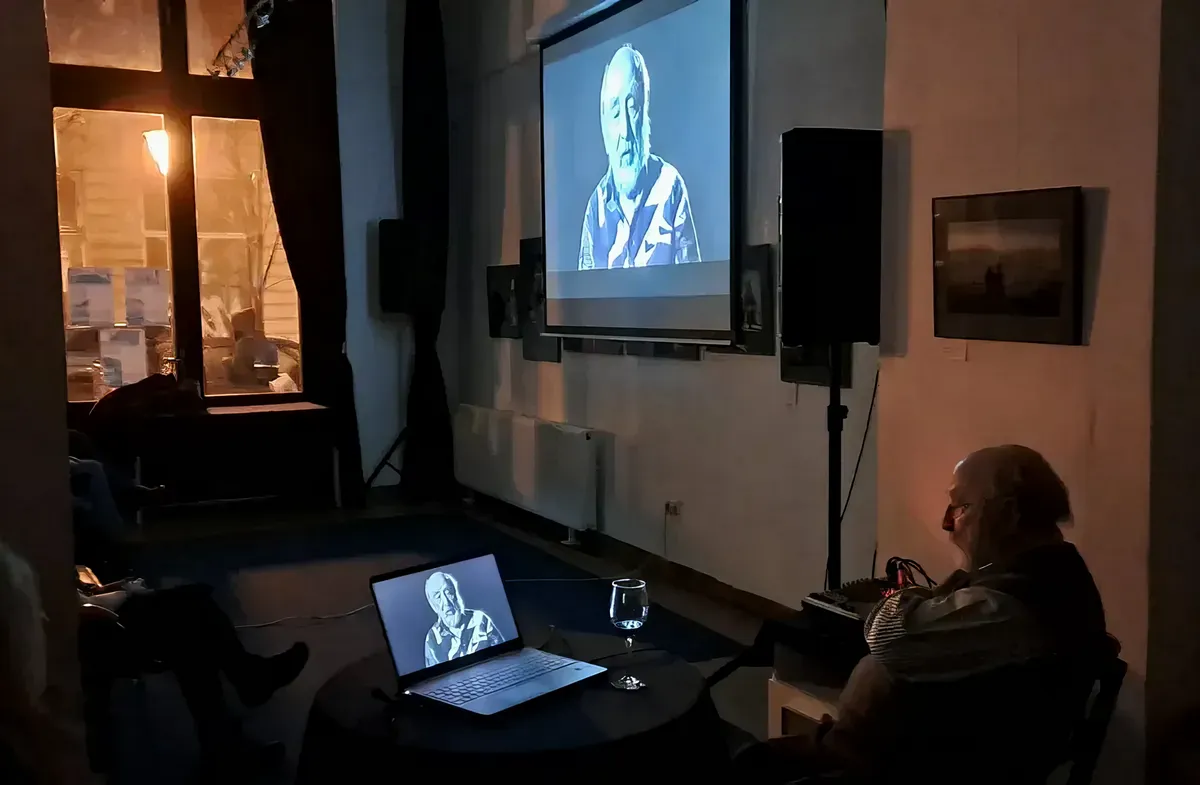 Január 16-án vetítették az S4 Közösségi és Kulturális Központban a Fénykép: Dormán László című dokumentumfilmet, amelyet Herczeg Zsolt rendezett. A képen Dormán Laci a róla készült filmet nézi