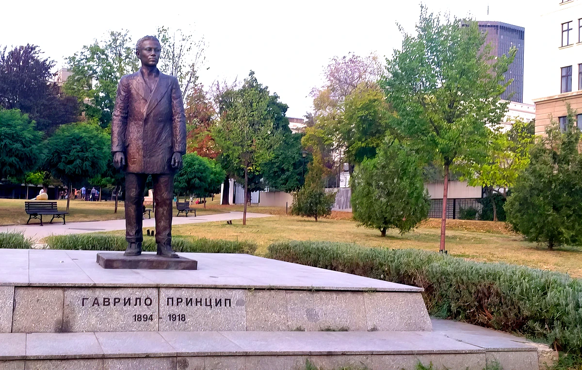 Ferenc Ferdinánd ismét szobrot kaphat Szarajevóban? 7 Gavrilo Princip szobra Belgrádban, a kép jobb szélén a szerb kormány épületének sarka látható