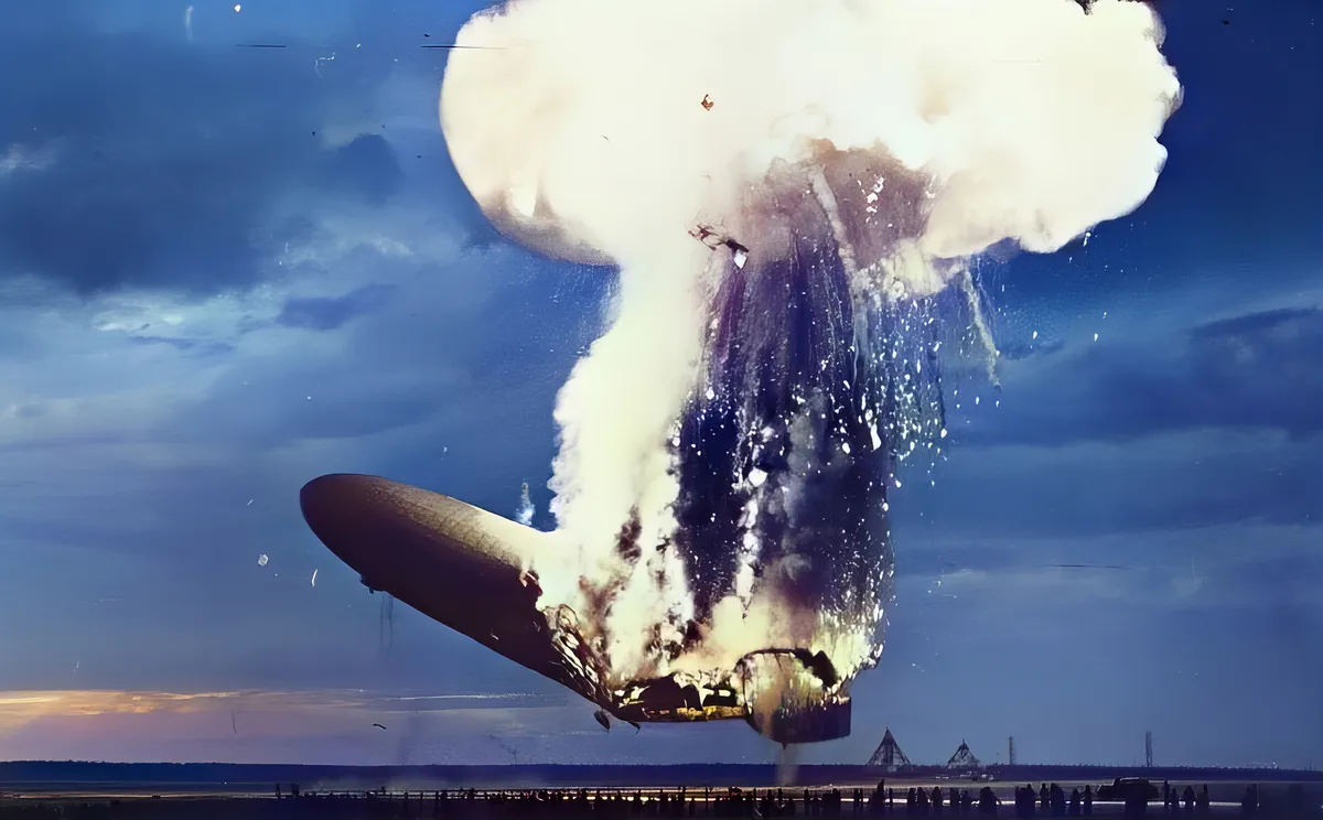 A Hindenburg-katasztrófa óta a közvélemény nem energiapolitikára, hanem lángoló léghajókra asszociál – nem teljesen alaptalanul. (Forrás Wikipédia, a kép eredetileg fekete-fehér)