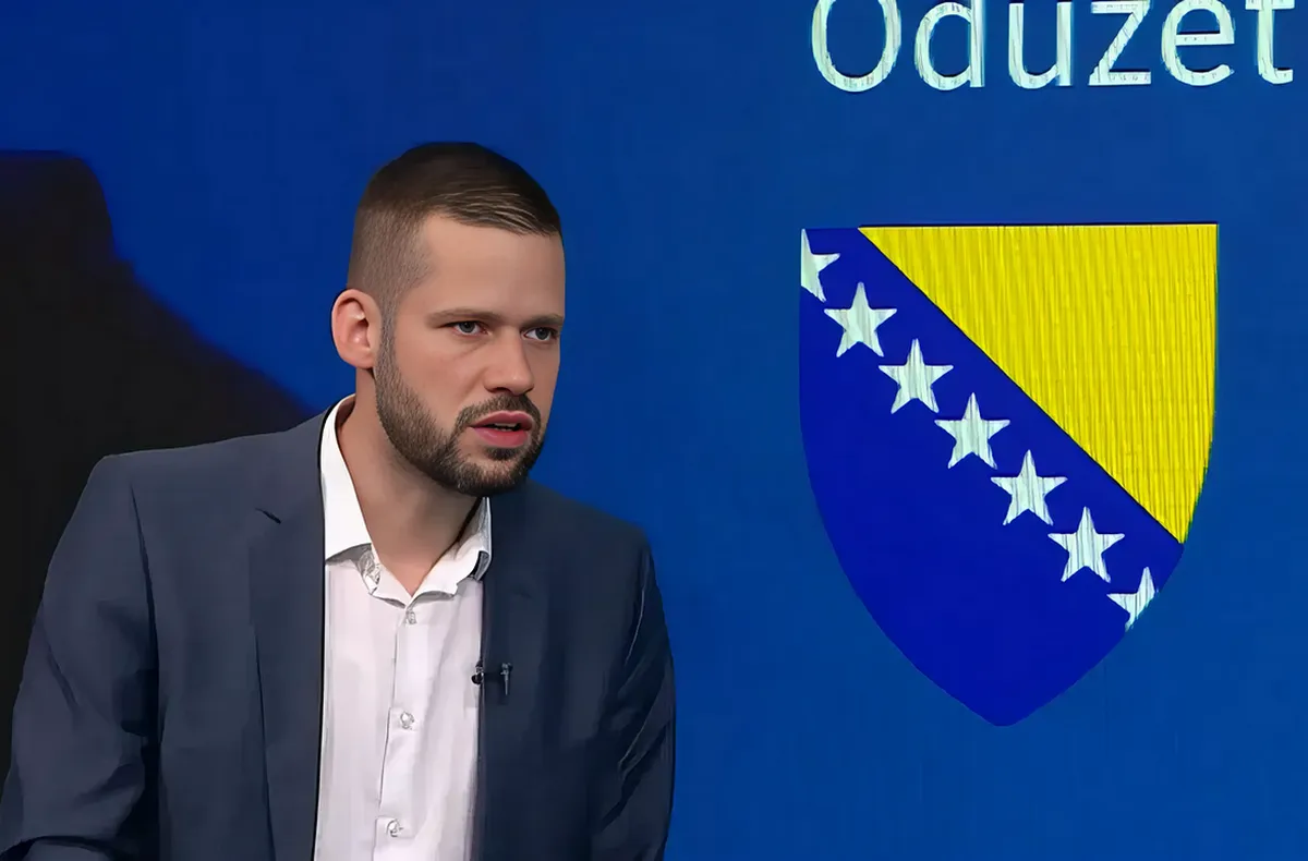 Adjunk arcot a gondolatnak: Dr. Jahja Muhasilović egy fiatal bosnyák politikai elemző, aki nem csak a bosnyák orientált Stavban publikál, hanem feltűnik a bosnyák rádiók, és a bosnyák nemzeti eszméket terjesztő Hayat televízió háza táján is 
