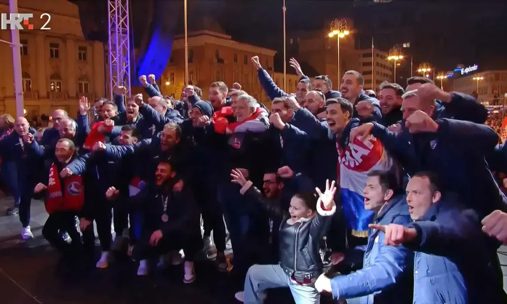 A horvát kézilabda-válogatott Thompson társaságában a koncertet követően (Screenshot)