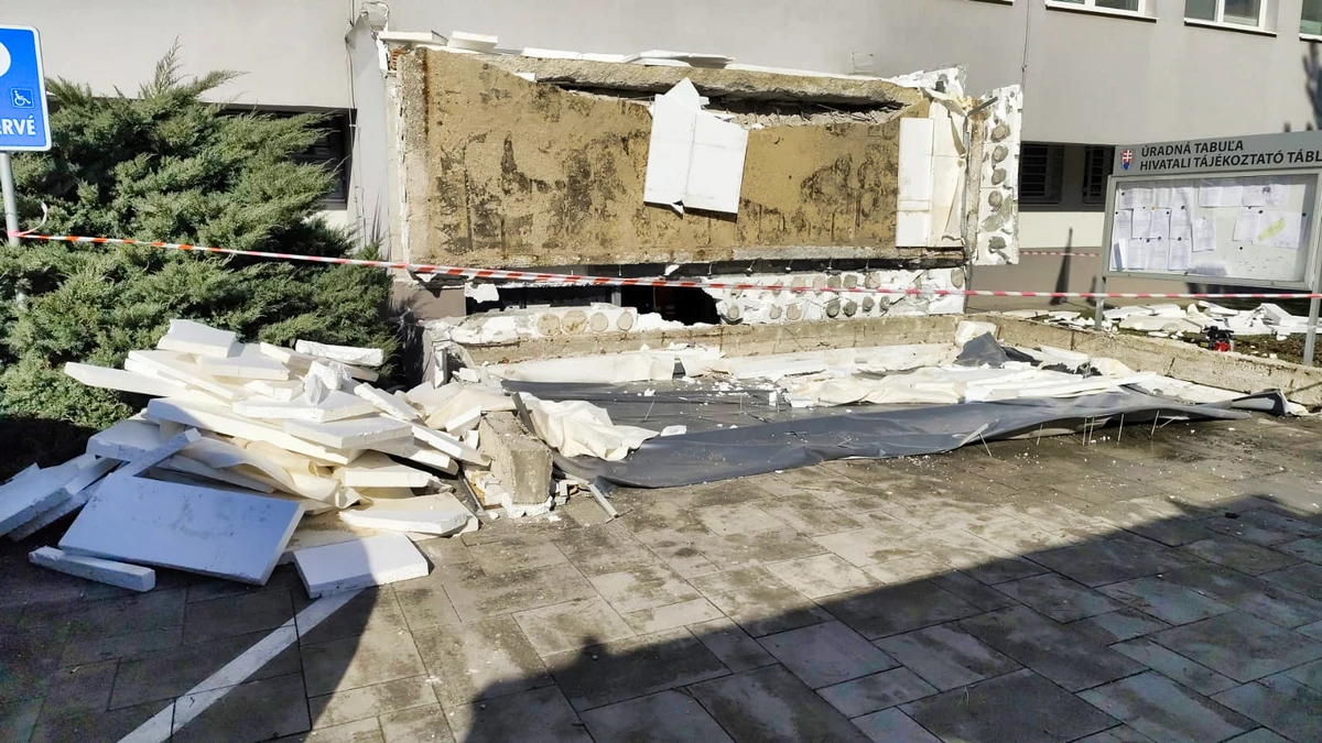 Leomlott egy újabb előtető: újvidéki déjà vu Komáromban 3 A leomlott előtető Komáromban