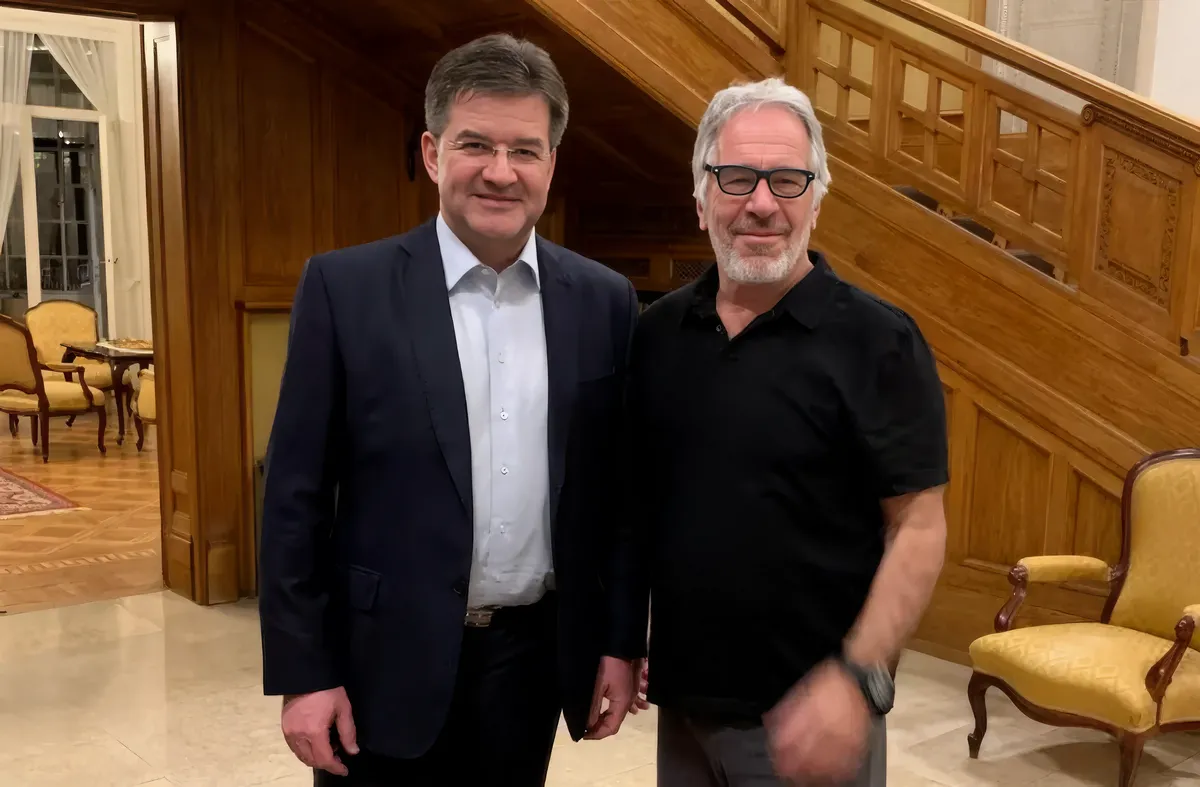 Miroslav Lajčák eleinte tagadta, hogy nőkről beszélgetett volna Epsteinnel. Később állítólag azt mondta, azért döntött a lemondás mellett, hogy ne okozzon politikai kárt Ficónak