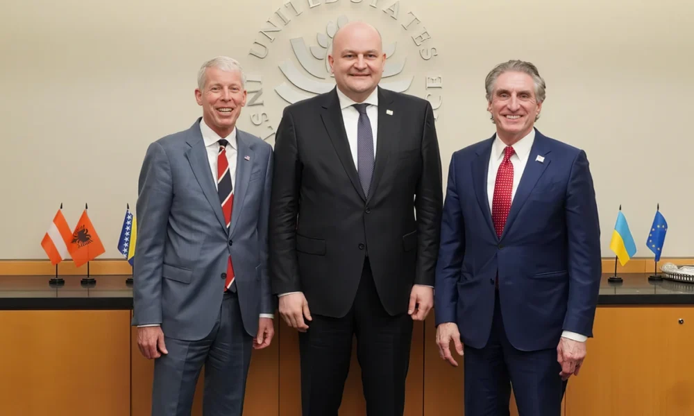 A Balkán energiabiztonságát az Egyesült Álélamok formálja, ez a napnál világosabb annak a megerősítését követően, hogy Horvátország az Egyesült Államokhoz igazodik például az orosz olaj esetében is. Ha ez esetleg nem így lesz, akkor jön a washingtoni irgum-burgum talán még Magyarország felé is. A képen Wright, Šušnjar és Burgum