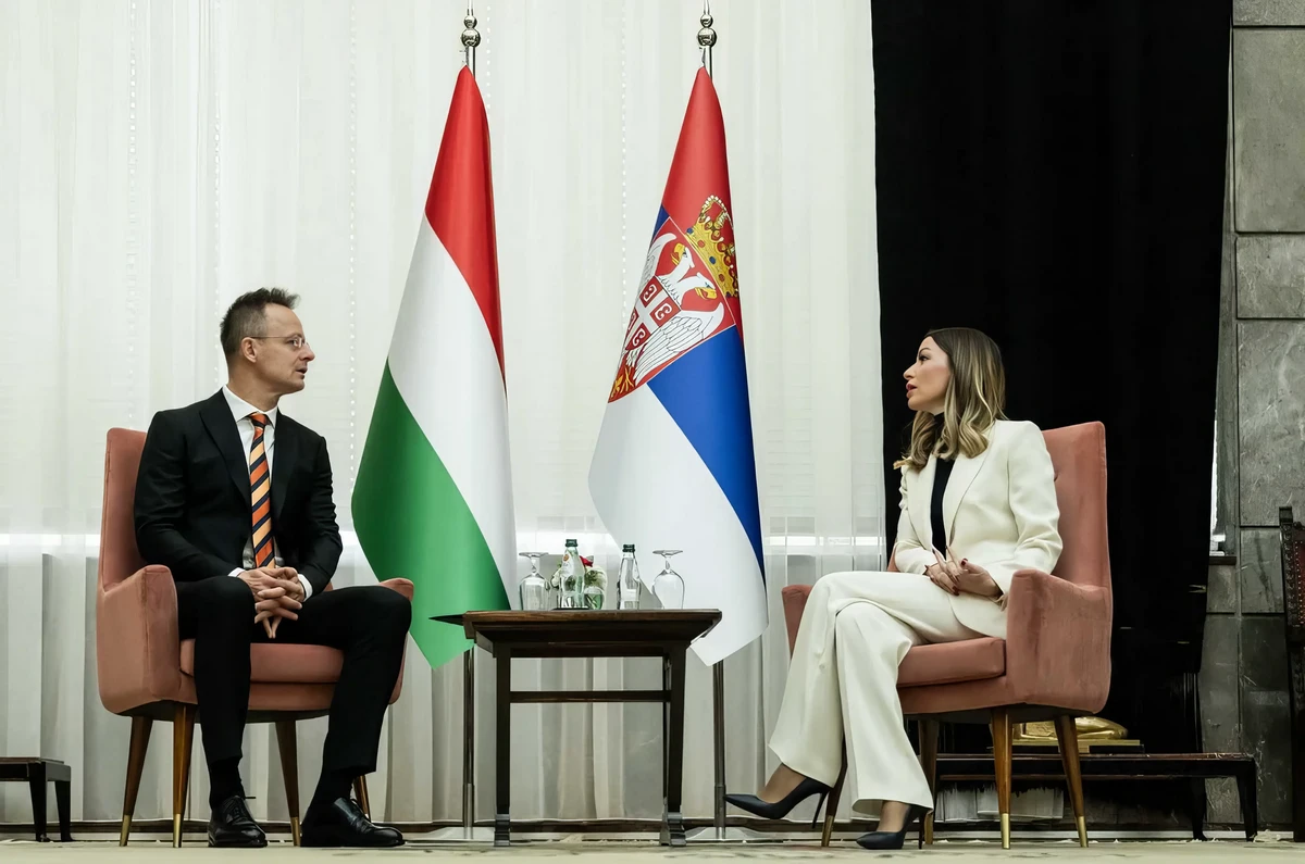 Szijjártó szerint Magyarország és Szerbia kölcsönösen nélkülözhetetlen egymásnak. Ez azzal kapcsolatban hangzott el, hogy Adrijana Mesarović szerb gazdasági miniszterrel közösen bejelentette a teherforgalom beindítását a Budapest-Belgrád vasútvonalon