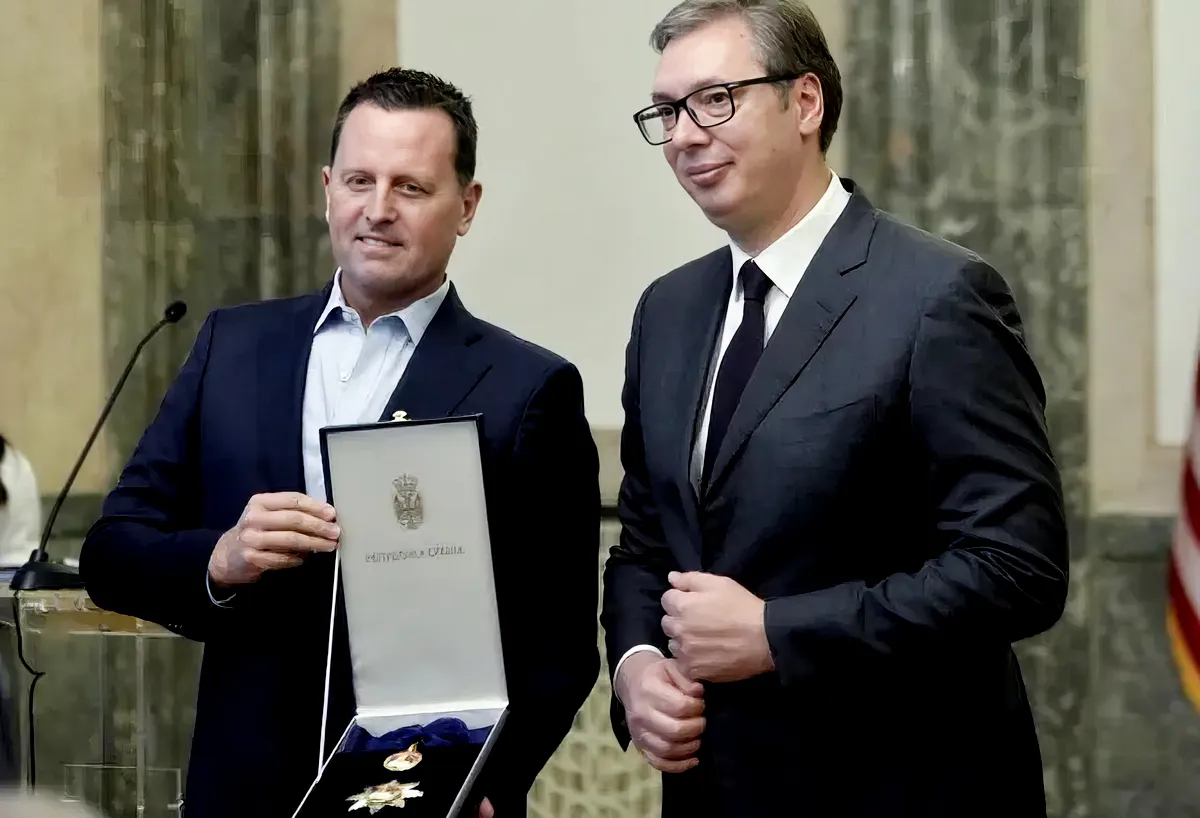 Vajon kit támogatott? Richard Grenell a szerb kitüntetéssel, amelyet Jack Sparrow, vagyis Johnny Depp után második amerikai állampolgárként kapott meg Aleksandar Vučićtól (Forrás: X platform)
